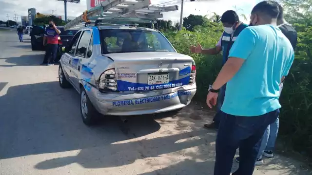 En total cuatro vehículos resultaron dañados en el accidente. Foto: Fernando Poó