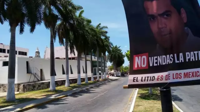 Desde ayer se colocaron lonas en frente al PRI acusando a los diputados de Campeche de 'vende patrias'
