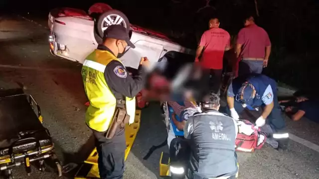 Paramédicos atendieron a las otras dos personas lesionadas que quedaron dentro del coche tras el accidente cerca de Bacalar