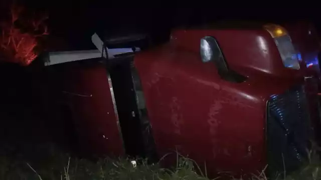 Tráiler que transportaba aires acondicionados volcó en la carretera federal Carmen – Campeche