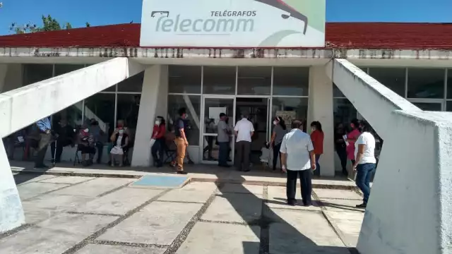 Adultos mayores hacen filas para recibir sus pagos de los Programas federales