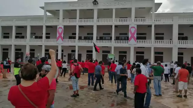 Los trabajadores recorrieron la avenida Héroes hasta llegar al Palacio de Gobierno. Foto: Miguel Ángel Fernández