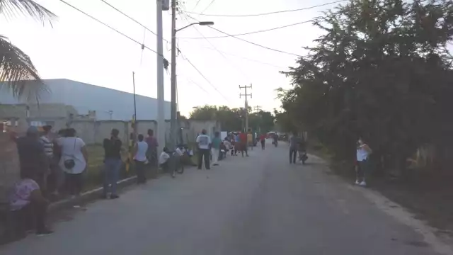 Hubo incertidumbre entre los pobladores, ya que temían que se fueran a terminar las vacunas por lo que desde temprana hora hicieron largas filas