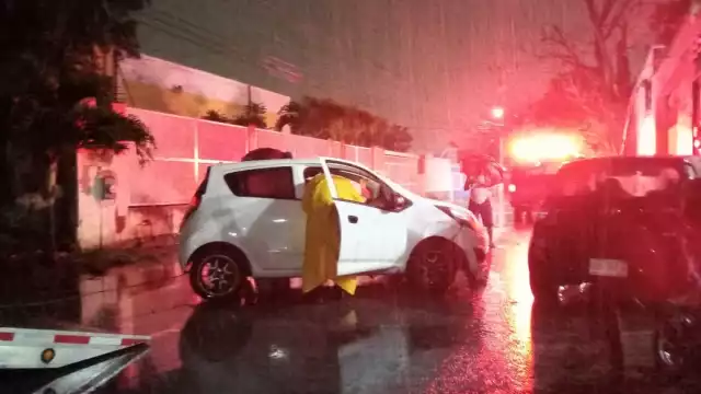 Paramédicos y elementos de la dirección de Tránsito llegaron al lugar de los hechos para el auxilio y las diligencias correspondientes