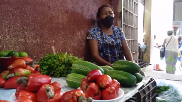 María Eneyda Dzib ha sacado adelante a su familia con labor de toda una vida en el mercado