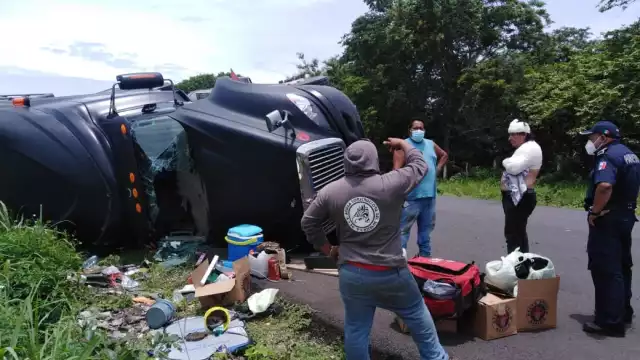 El conductor Alejandro Antonio fue llevado por ambulancia de la SSP a la clínica del IMSS de Tizimín