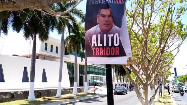 Hace unos días ciudadanos colocaron pequeñas lonas frente al PRI donde señalaban a los diputados federales de Campeche por ser traidores