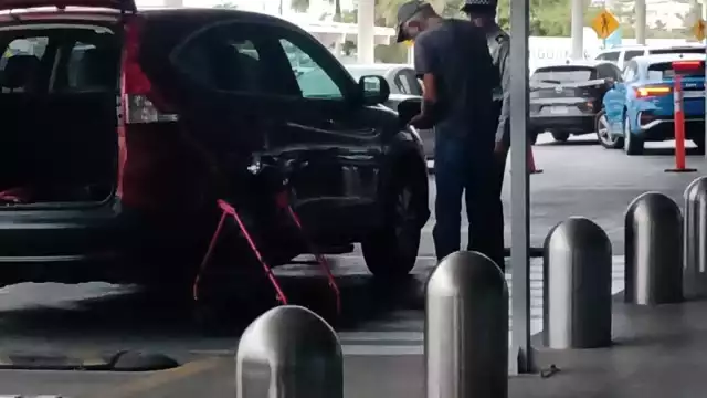 Elementos de la Guardia Nacional encargados de la seguridad y vigilancia de la terminal aérea se dieron a la tarea de advertir sobre las sanciones a los guiadores