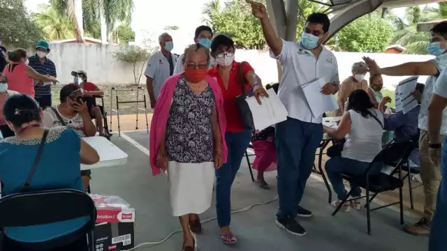 Los adultos mayores fueron inoculados este viernes