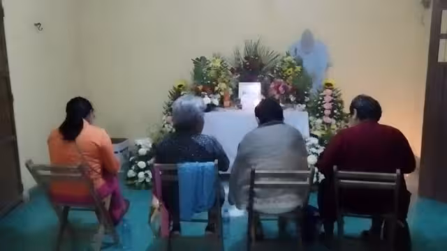 Las rezadoras son las encargadas de realizar el rito religioso