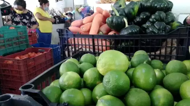 Vendedores aseguran que siguen comprando el fruto a mil pesos la caja