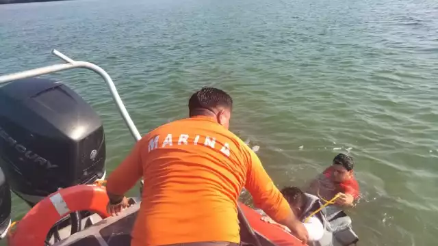 Cinco personas se encontraban a bordo del barco, entre ellos un menor de edad