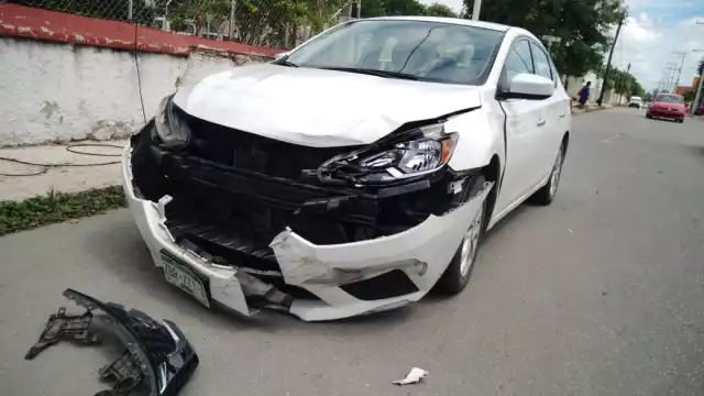 Cuantiosos daños dejó un choque en la colonia Esperanza; el conductor no respetó el alto. Foto: Fernando Poo Hurtado
