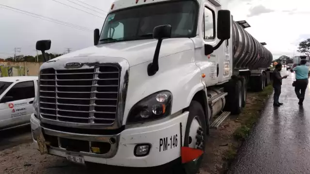 Pipa se sale de la carretera de Mérida por hacer “carreritas” y dejan un lesionado