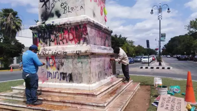 Empleados del Ayuntamientos borran consignas de feministas