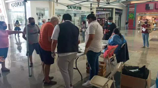 La ciudadanía se dijo molesta, pues no respetan el horario, instalándose al filo de las 11:30 horas.