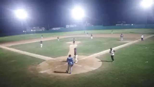 Caimanes derrotó 20-8 a Laguneros en Sabancuy.