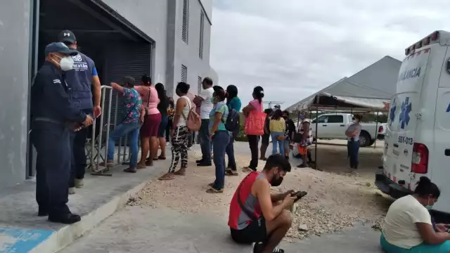 adres de familia comenzaron a empujarse y a gritarse entre sí cuando se les informó que sus hijos no recibirían allí el fármaco