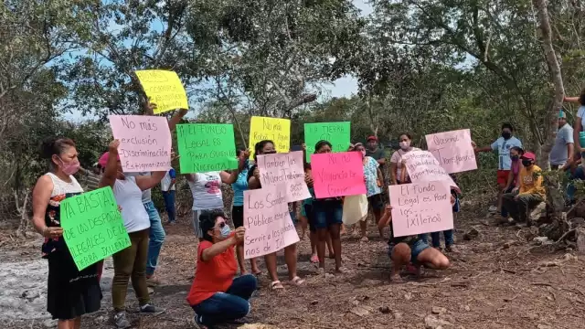 Los inconformes marcharon hasta el Palacio Municipal lanzando consignas contra la Comuna