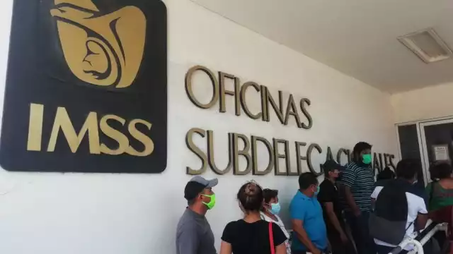 Se manifiestan empleados del IMSS en Campeche