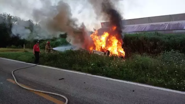 Al lugar arribaron bomberos para proceder a apagar la unidad en llamas