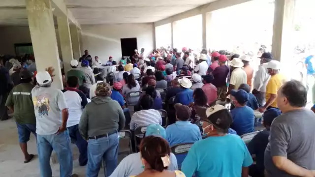 Funcionarios federales atendieron a los labriegos, representados por el comisario ejidal del municipio, Roberto Vera Catzín