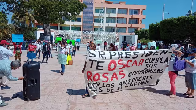 Los manifestantes exigen ser incluidos en programas de vivienda, mejoramiento de calles, agua potable y seguridad a las familias de “La Antorcha”.