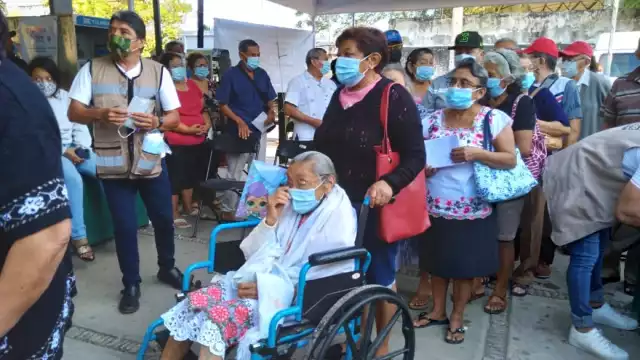 Desde las 5:00 horas empezaron a llegar los abuelitos