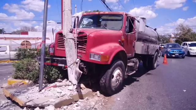 Un camión se estrelló contra un poste