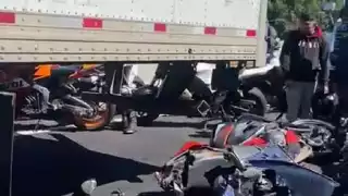 El primer accidente ocurrió en el kilómetro 51 de la autopista, donde una pareja de motociclistas se impactó contra una camioneta