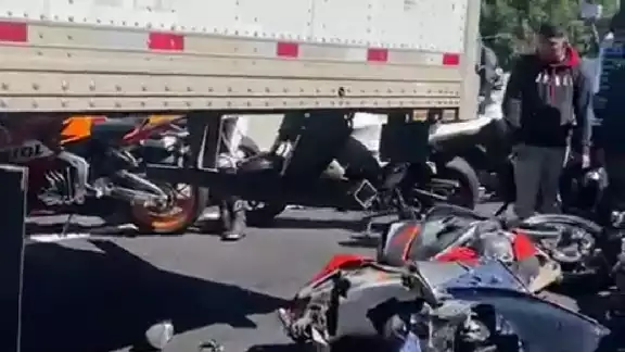 Los motociclistas quedaron debajo de un tráiler