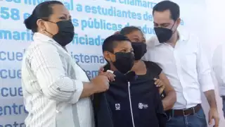 De acuerdo con padres de familia, la entrega representó un ahorro de aproximadamente 2 mil 500 pesos para los hogares