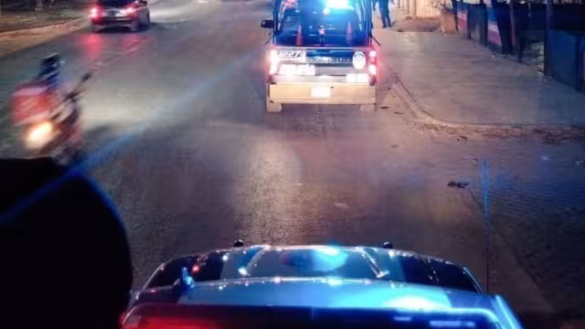 El herido luego de ser valorado por paramédicos, fue trasladado a un hospital donde su estado de salud es reportado como estable