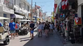 Vendedores ambulantes abandonan playas de Isla Mujeres por bajas ventas