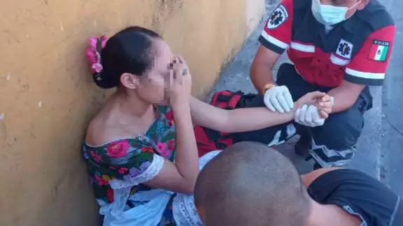 Al lugar llegaron los paramédicos de Izamal quienes ayudaron a la mujer Al lugar llegaron los paramédicos de Izamal quienes ayudaron a la mujer