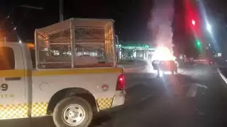 Camioneta se quema en el centro de Cancún