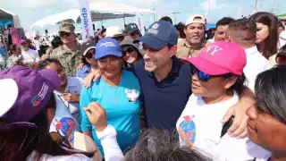Mauricio Vila acompañó a las familias de Celestún en el arranque del Festival de la Veda 2023