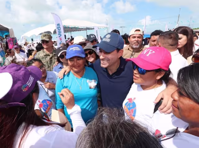 Mauricio Vila acompañó a las familias de Celestún en el arranque del Festival de la Veda 2023