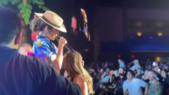 Durante su concierto en Sacramento, Gloria Trevi somete a mujer para estrecharla en su cuerpo