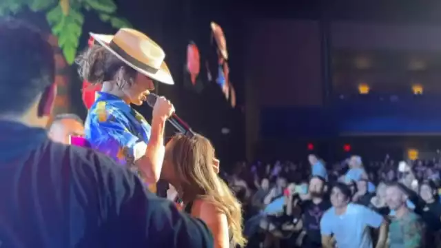 Durante su concierto en Sacramento, Gloria Trevi somete a mujer para estrecharla en su cuerpo