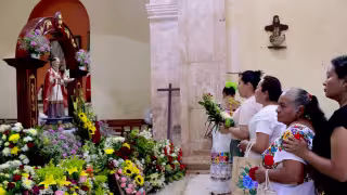 Cientos de fieles participan en la bajada de San Buenaventura y dan inicio a las fiestas en Homún