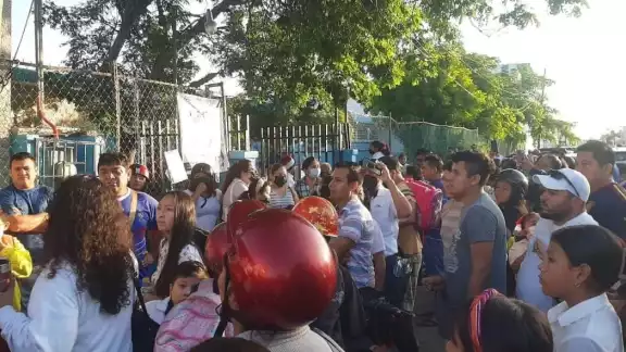 El Director fue dado de baja tras la protesta de padres de familia El Director fue dado de baja tras la protesta de padres de familia