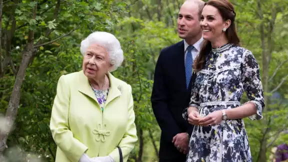 La Reina Isabel II estuvo con William y su esposa, Kate Middleton en diversos eventos públicos de la Realeza de Inglaterra La Reina Isabel II estuvo con William y su esposa, Kate Middleton en diversos eventos públicos de la Realeza de Inglaterra