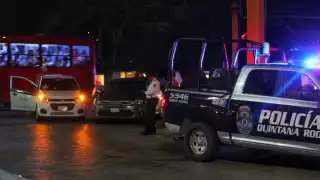 Más de 10 taxistas de Cancún emprendieron persecución contra un conductor de Uber, lo hicieron detenerse en El Ceviche.