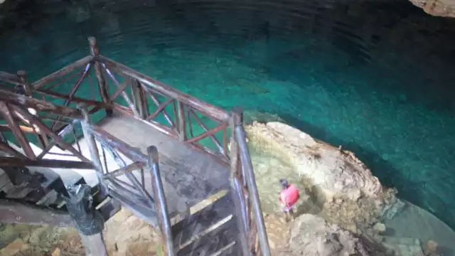Este sitio está por la ruta del circuito de los cenotes y cuenta con la remodelación de su escalera
