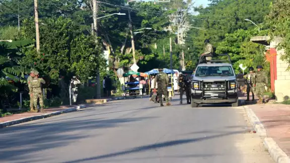 Agentes de seguridad de distintas organizaciones llevan a cabo la inspección de una casa en Homún Agentes de seguridad de distintas organizaciones llevan a cabo la inspección de una casa en Homún