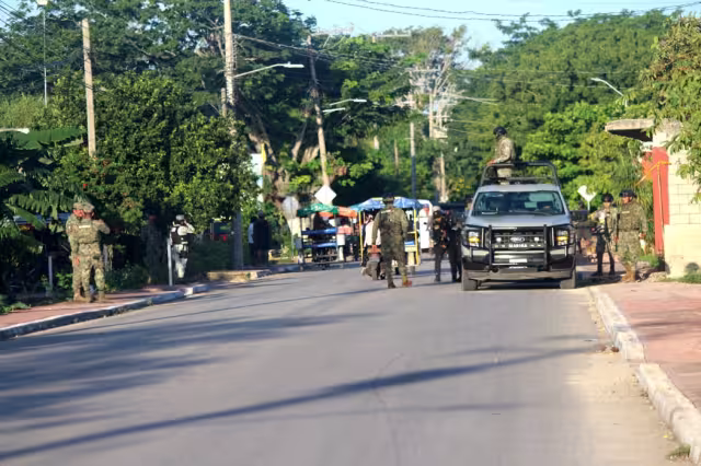 Agentes de seguridad de distintas organizaciones llevan a cabo la inspección de una casa en Homún
