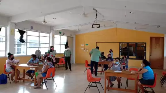 Para facilitar la transición, algunos padres de familia de Progreso permanecen con sus hijos en las aulas Para facilitar la transición, algunos padres de familia de Progreso permanecen con sus hijos en las aulas