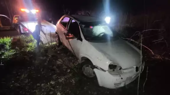 El accidente fue ocasionado al reventarse una llanta del auto El accidente fue ocasionado al reventarse una llanta del auto
