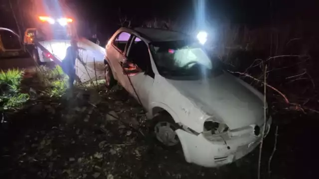 El accidente fue ocasionado al reventarse una llanta del auto